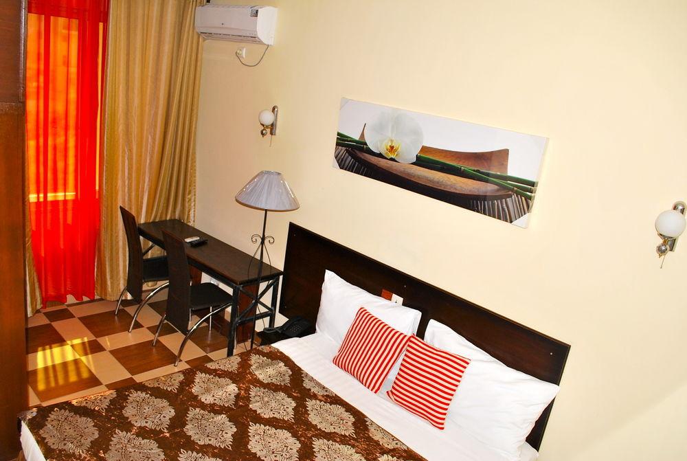 Yaahot Hotel Yaounde Bagian luar foto
