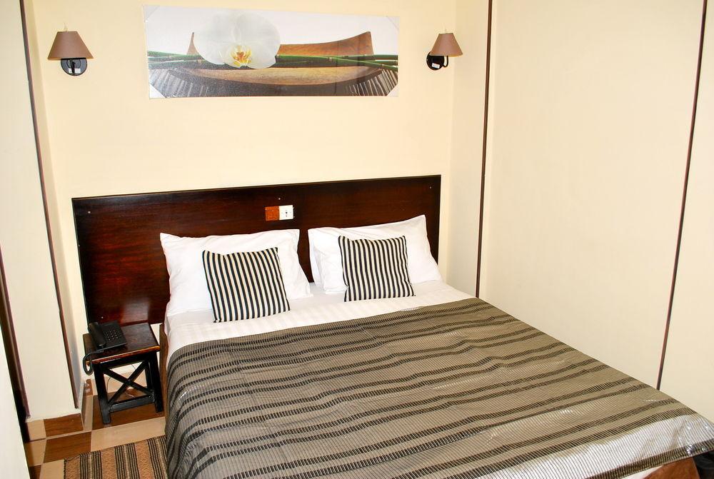 Yaahot Hotel Yaounde Bagian luar foto