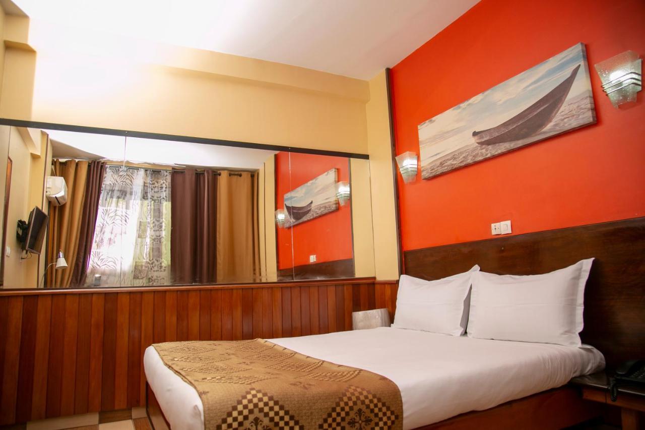 Yaahot Hotel Yaounde Bagian luar foto
