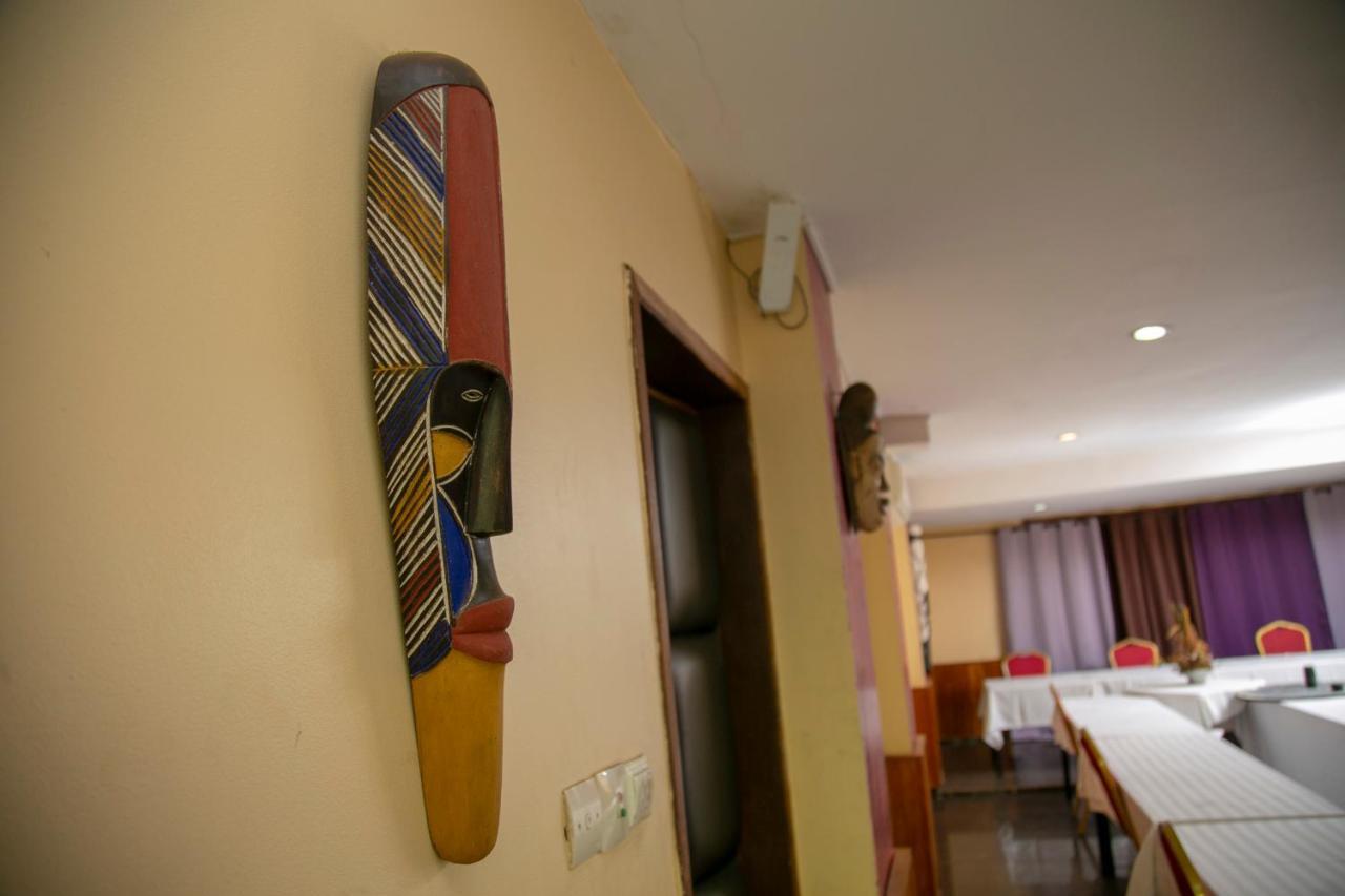 Yaahot Hotel Yaounde Bagian luar foto