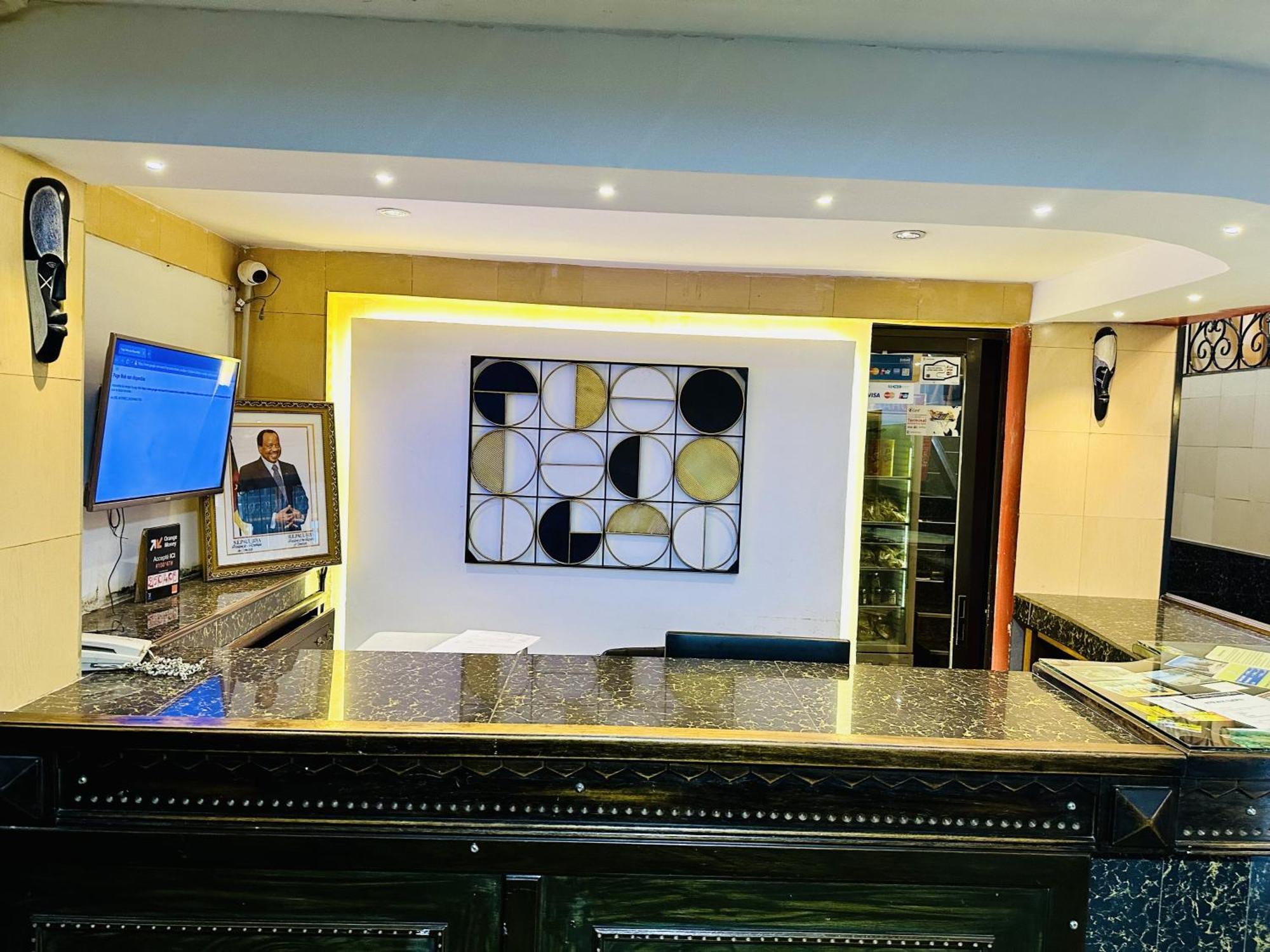 Yaahot Hotel Yaounde Bagian luar foto