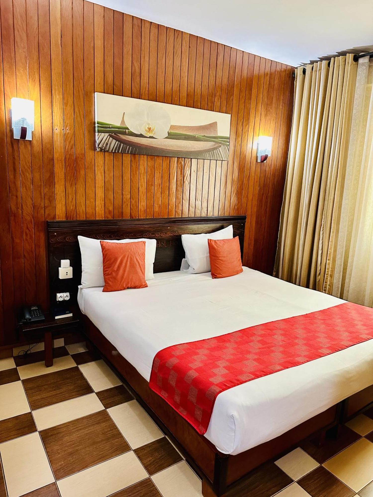 Yaahot Hotel Yaounde Bagian luar foto