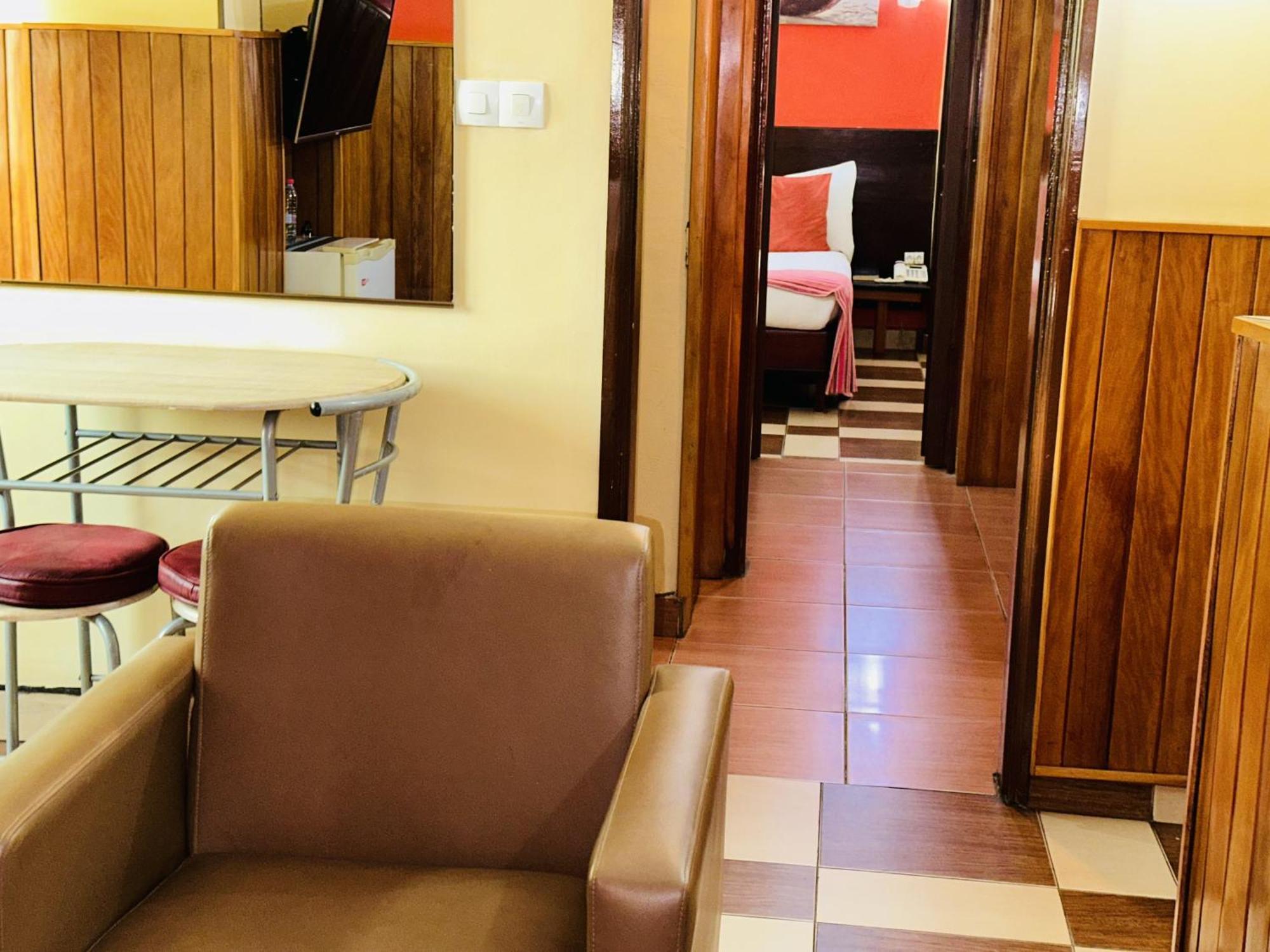 Yaahot Hotel Yaounde Bagian luar foto