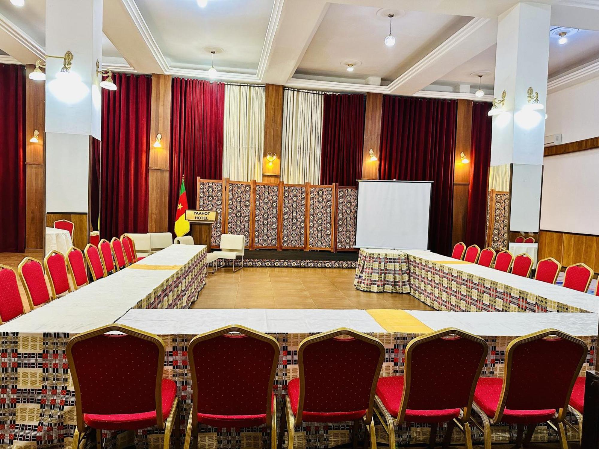 Yaahot Hotel Yaounde Bagian luar foto