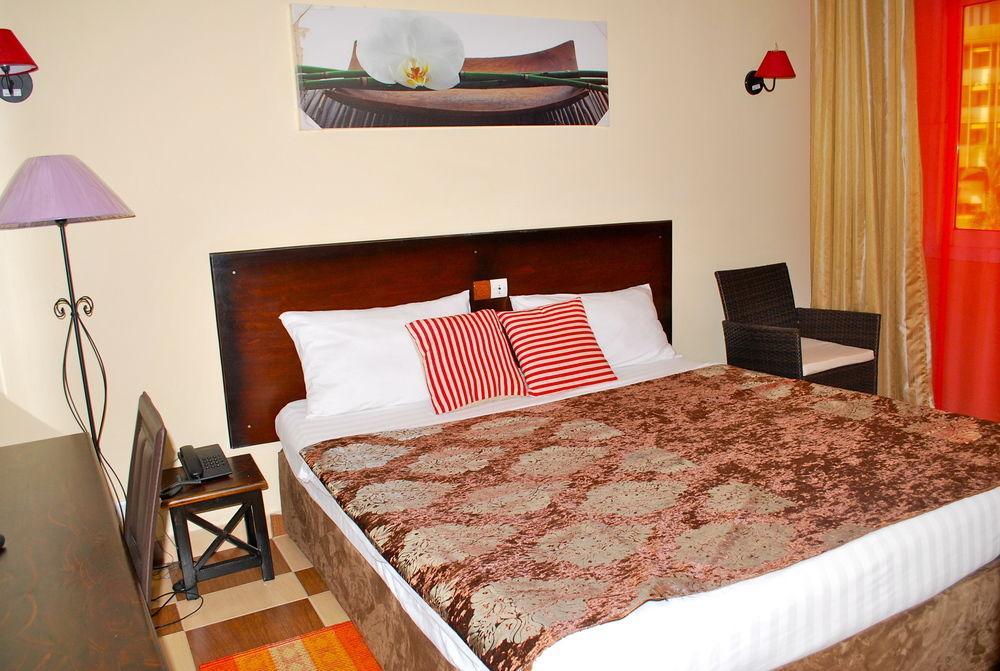 Yaahot Hotel Yaounde Bagian luar foto