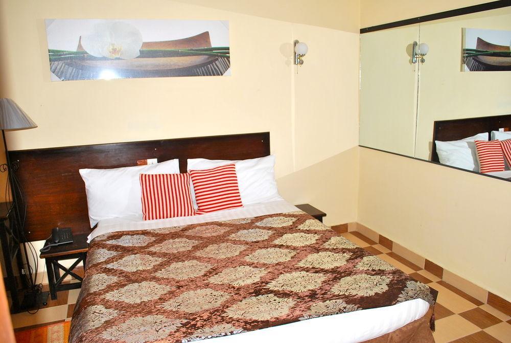 Yaahot Hotel Yaounde Bagian luar foto