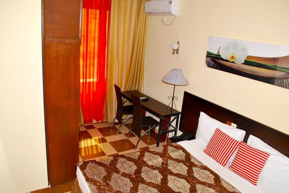 Yaahot Hotel Yaounde Bagian luar foto