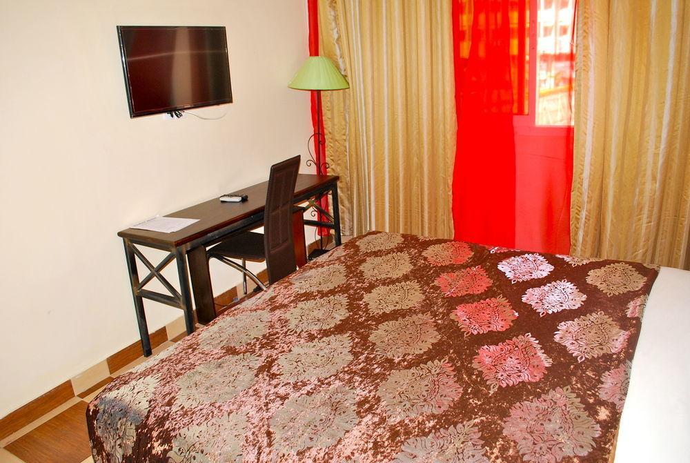 Yaahot Hotel Yaounde Bagian luar foto