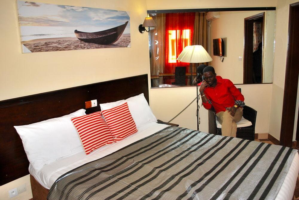 Yaahot Hotel Yaounde Bagian luar foto