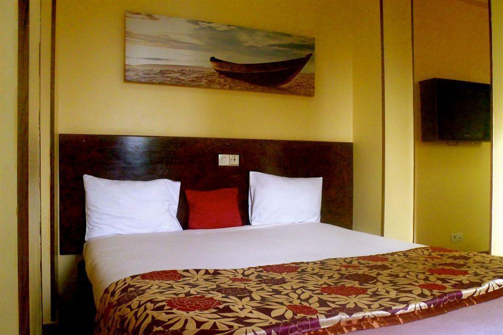 Yaahot Hotel Yaounde Bagian luar foto