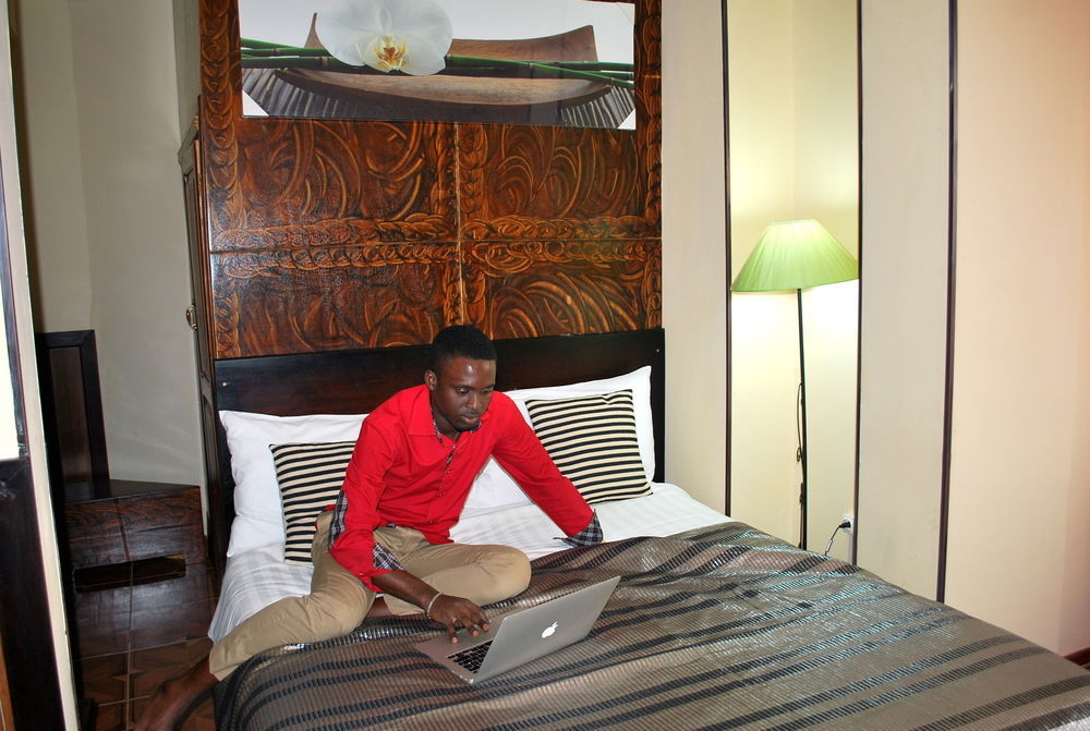 Yaahot Hotel Yaounde Bagian luar foto