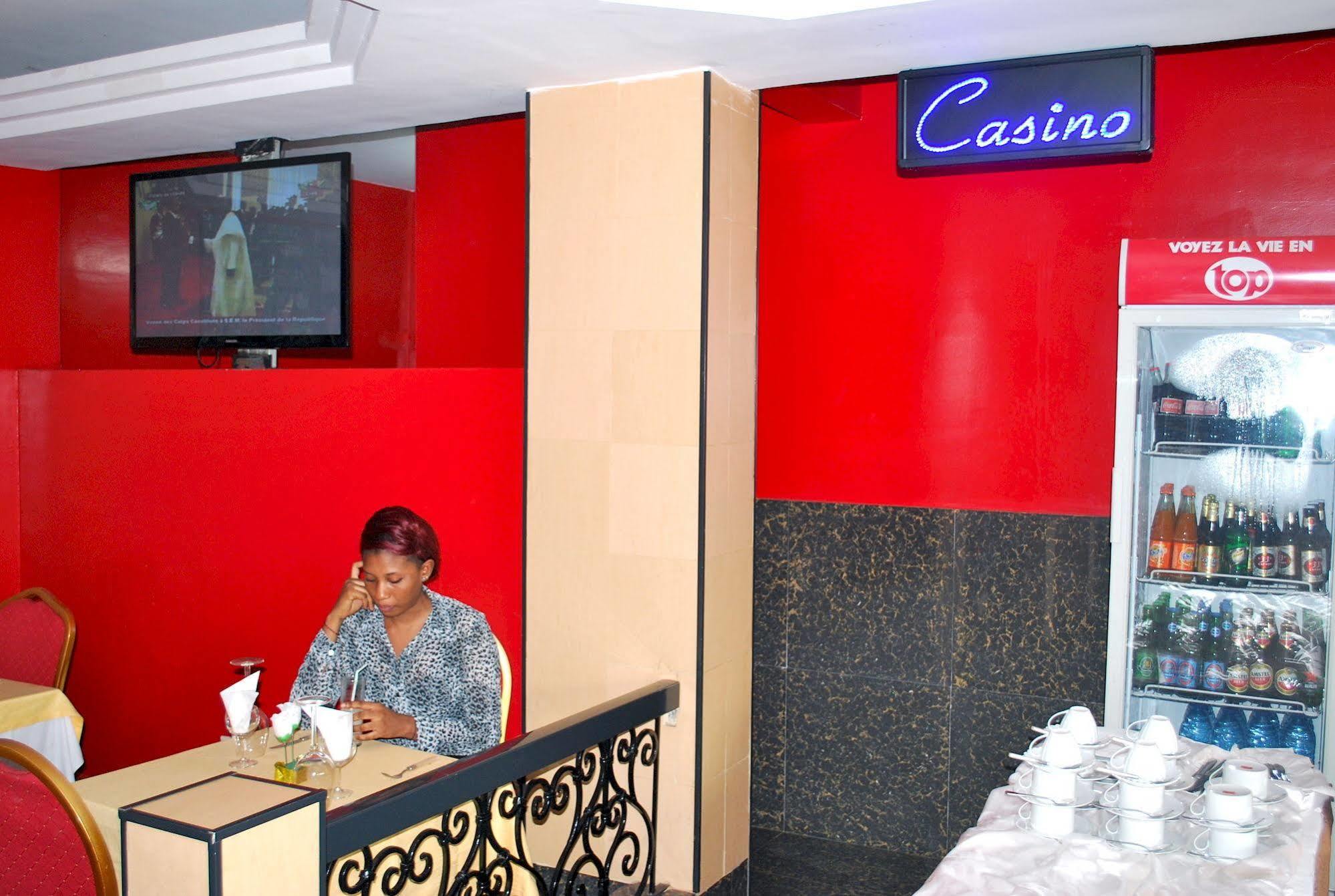 Yaahot Hotel Yaounde Bagian luar foto