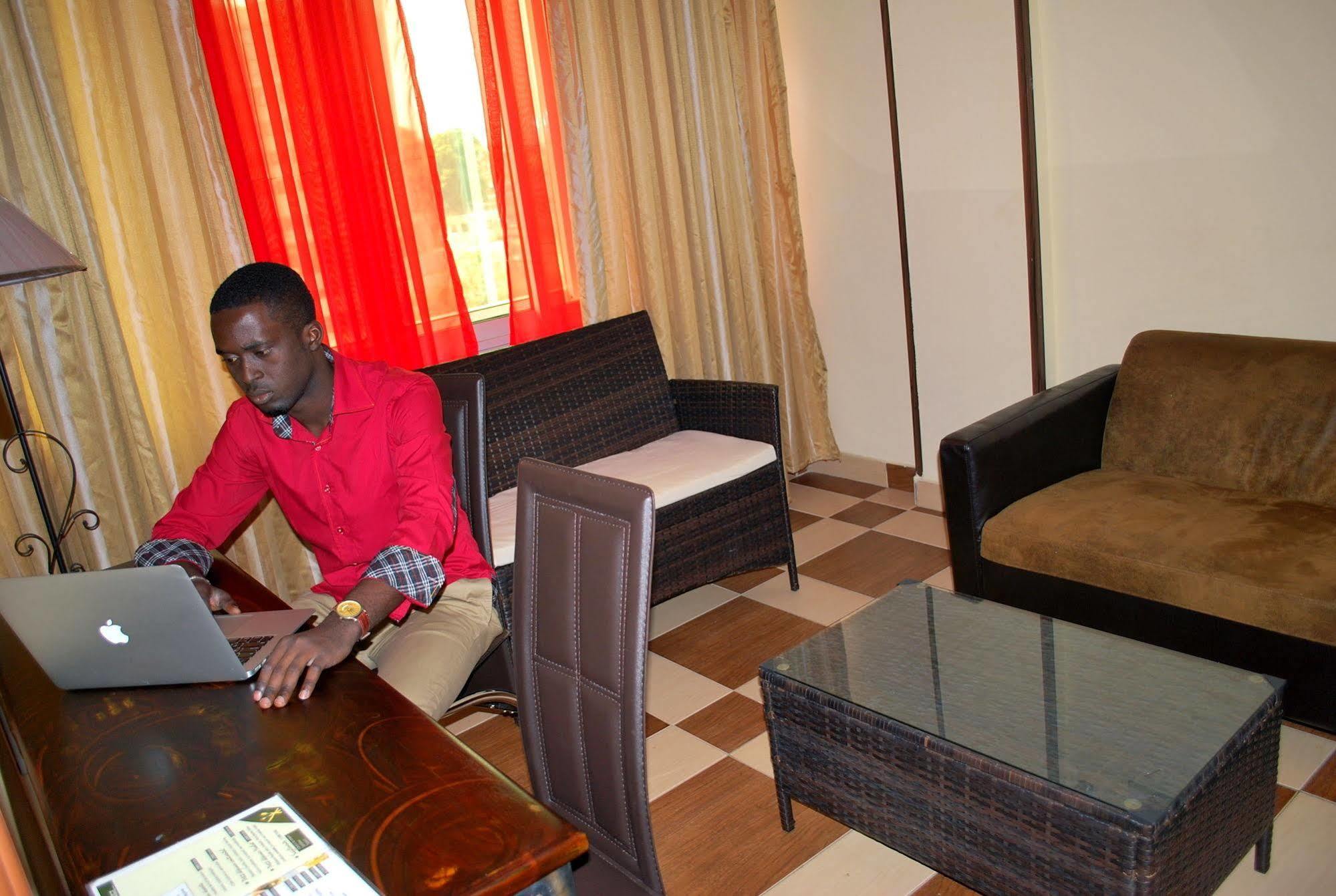 Yaahot Hotel Yaounde Bagian luar foto