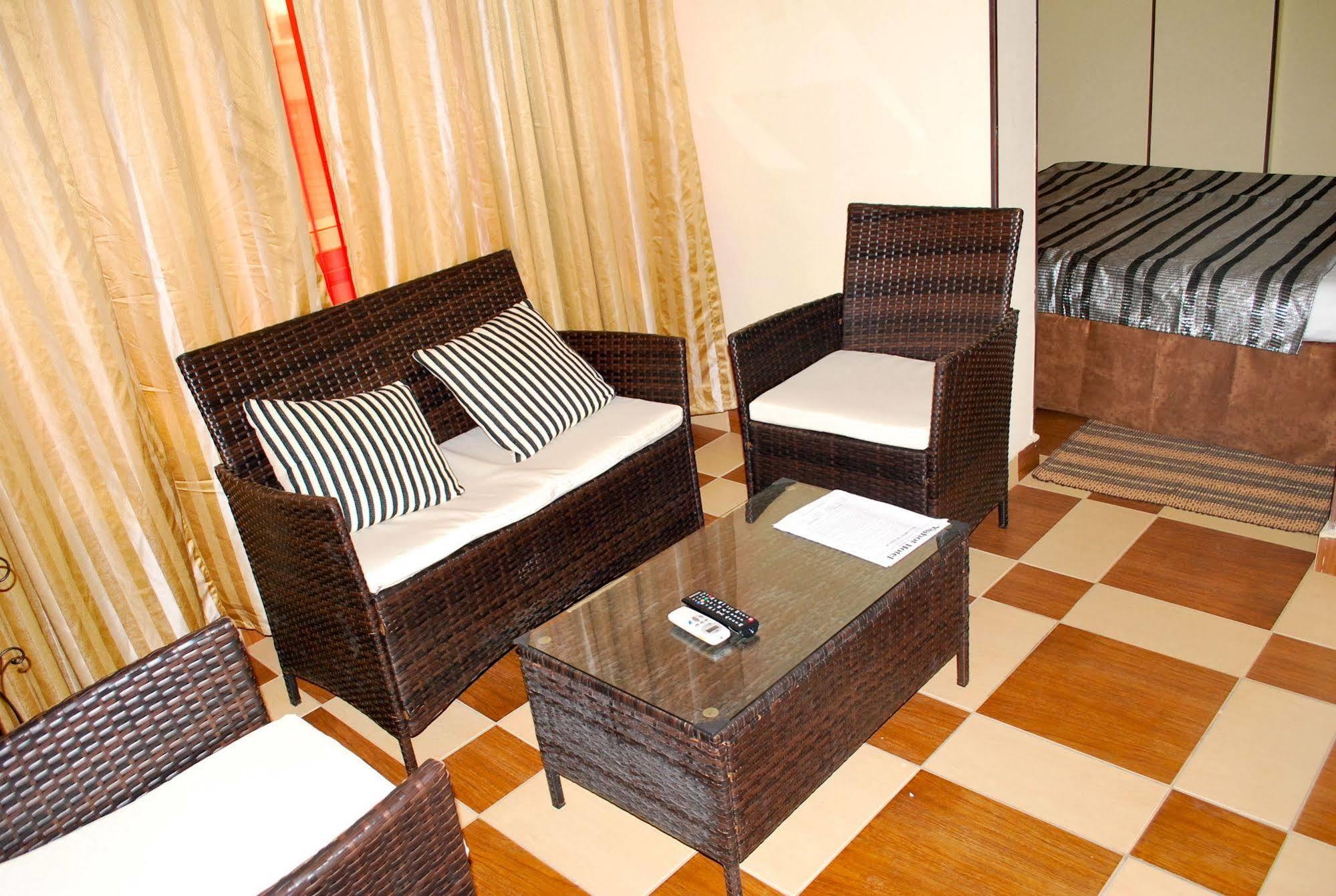 Yaahot Hotel Yaounde Bagian luar foto