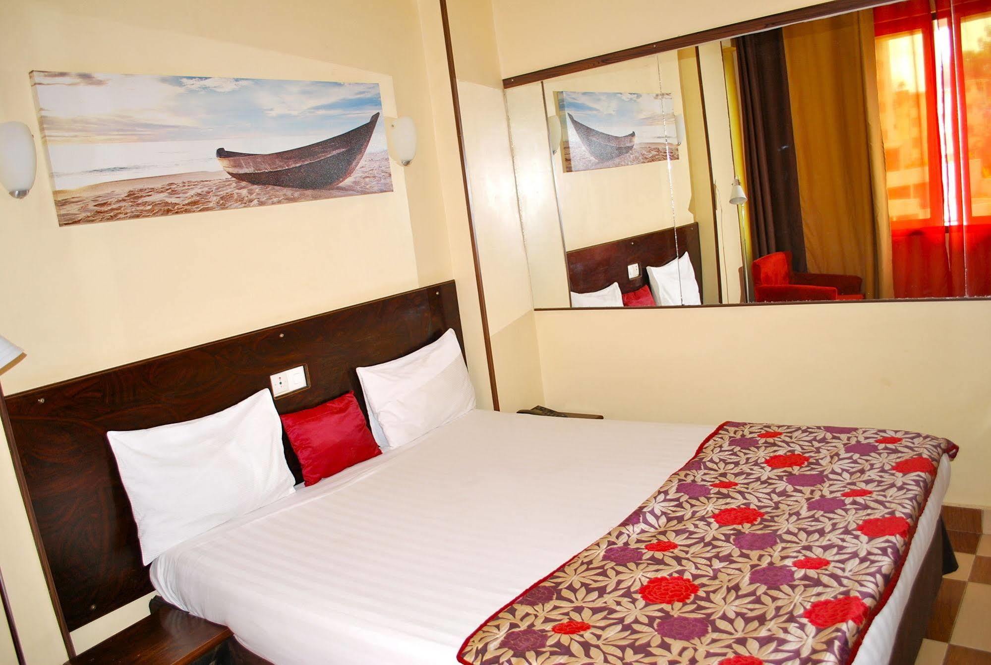 Yaahot Hotel Yaounde Bagian luar foto