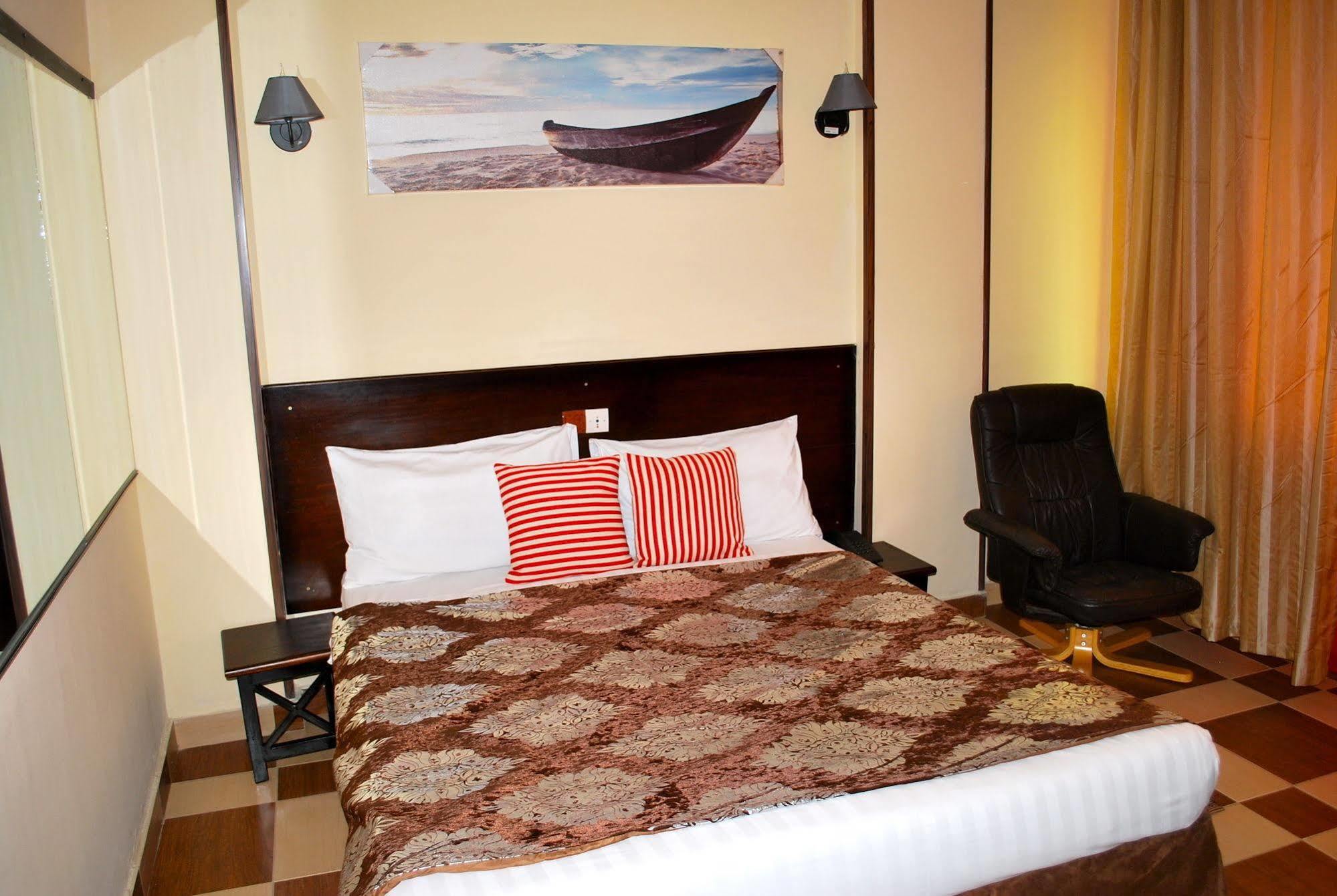 Yaahot Hotel Yaounde Bagian luar foto
