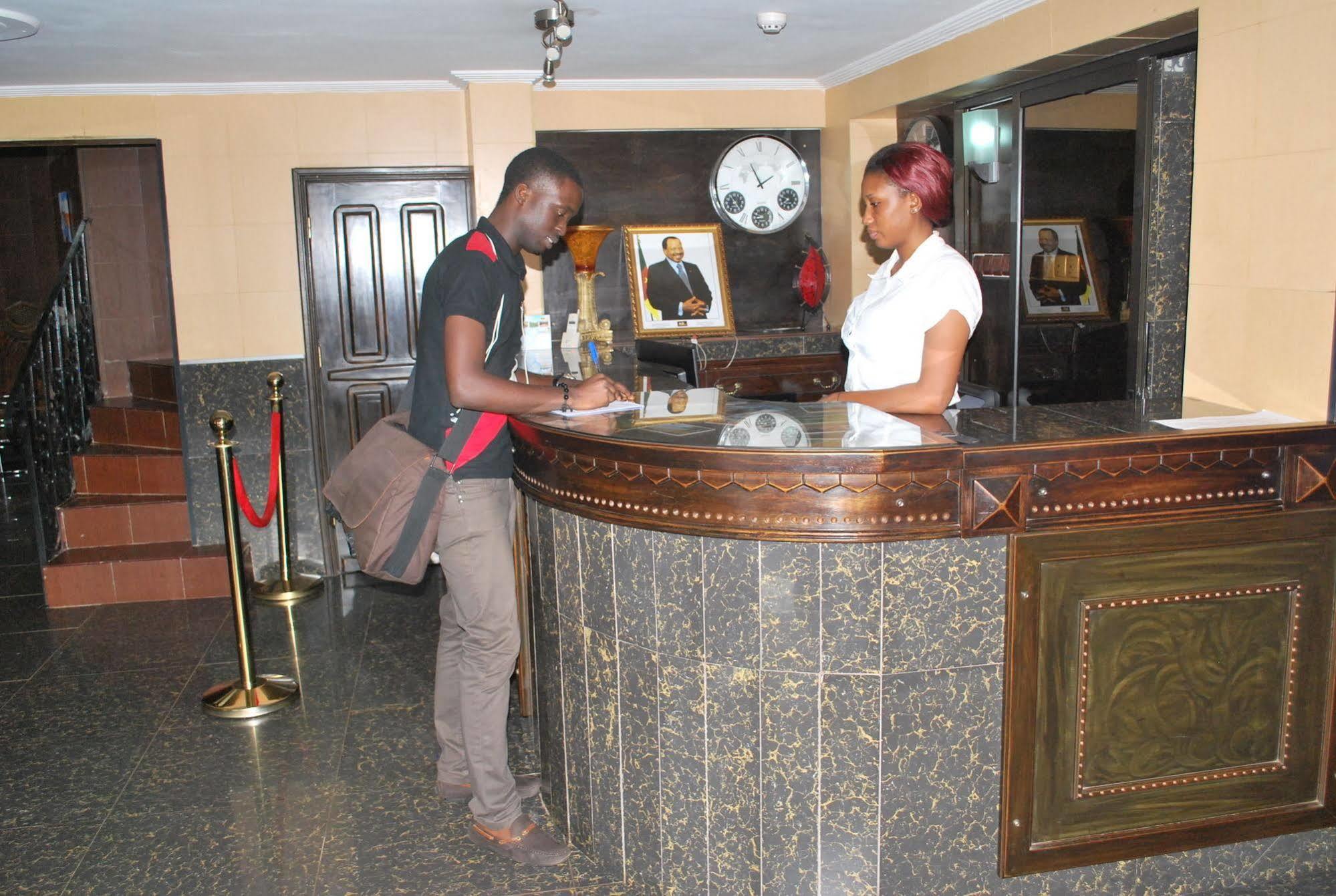 Yaahot Hotel Yaounde Bagian luar foto